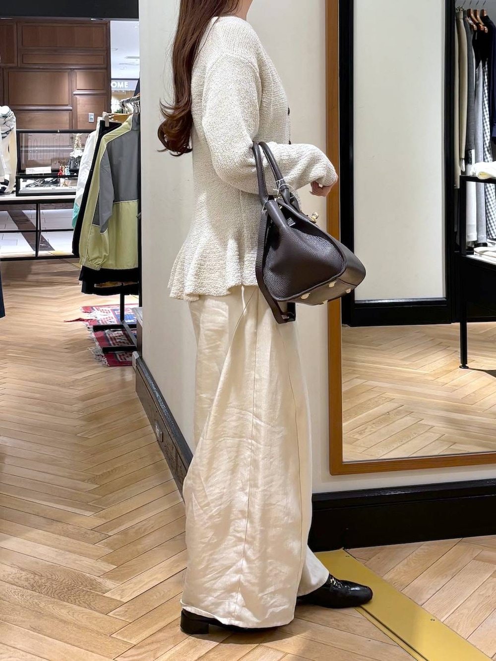 ブラック系のローファー、ホワイト系のその他パンツ、ブラウン系のショルダーバッグを着用したレディースの春コーディネートの2枚目の写真