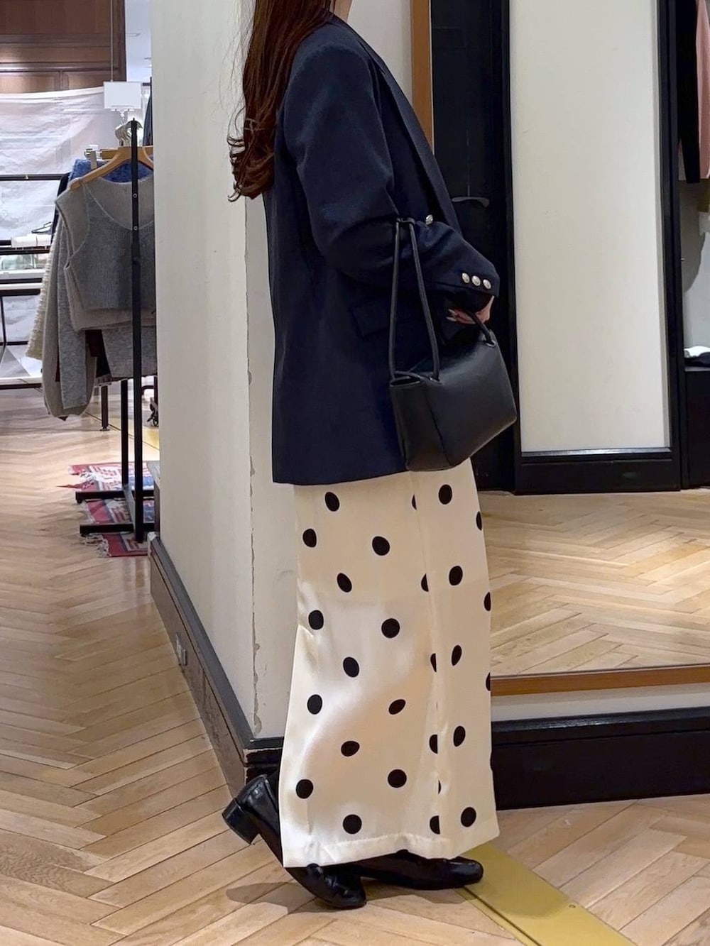 ブラック系のローファー、ブルー系のテーラードジャケット、ホワイト系のTシャツ/カットソーを着用したレディースの冬コーディネートの2枚目の写真