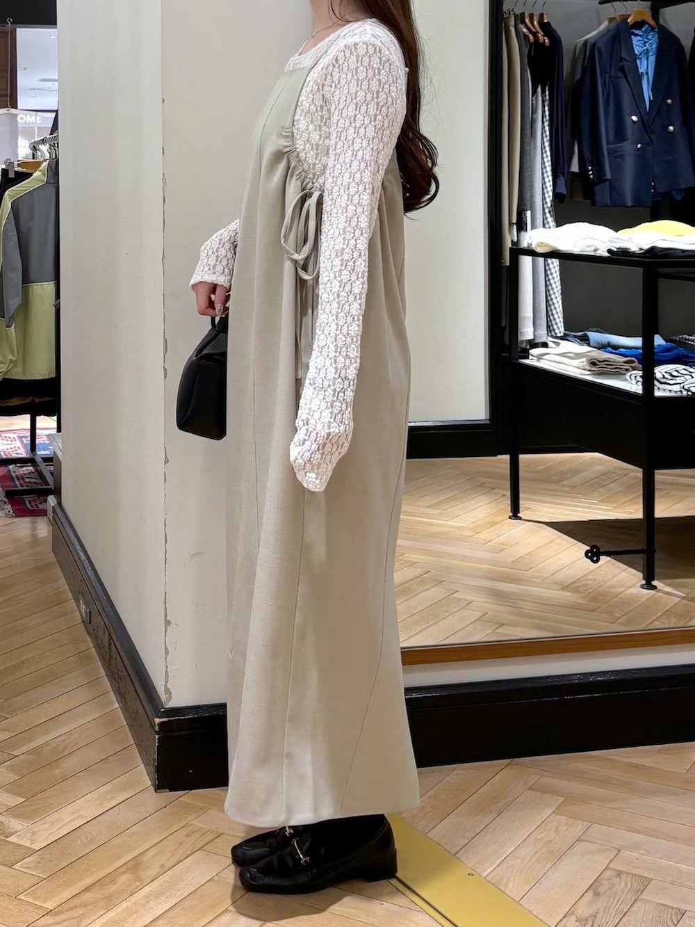 ブラック系のローファー、ホワイト系のTシャツ/カットソー、ブラック系のショルダーバッグを着用したレディースの春コーディネートの3枚目の写真