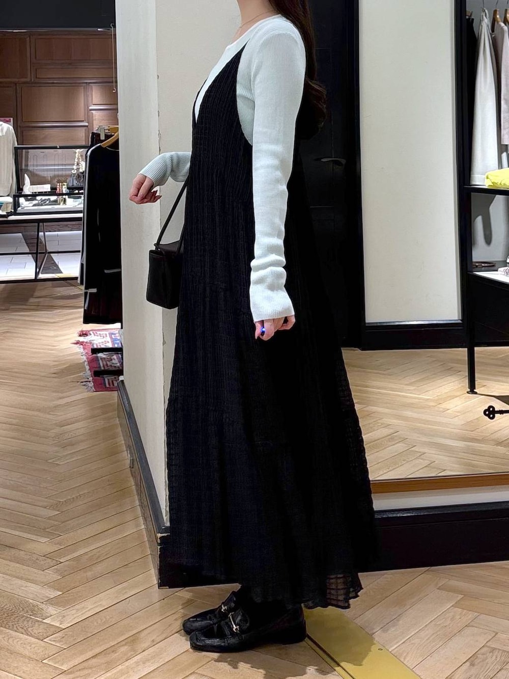 ブラック系のローファー、ブラック系のショルダーバッグ、ブルー系のTシャツ/カットソーを着用したレディースの春コーディネートの2枚目の写真