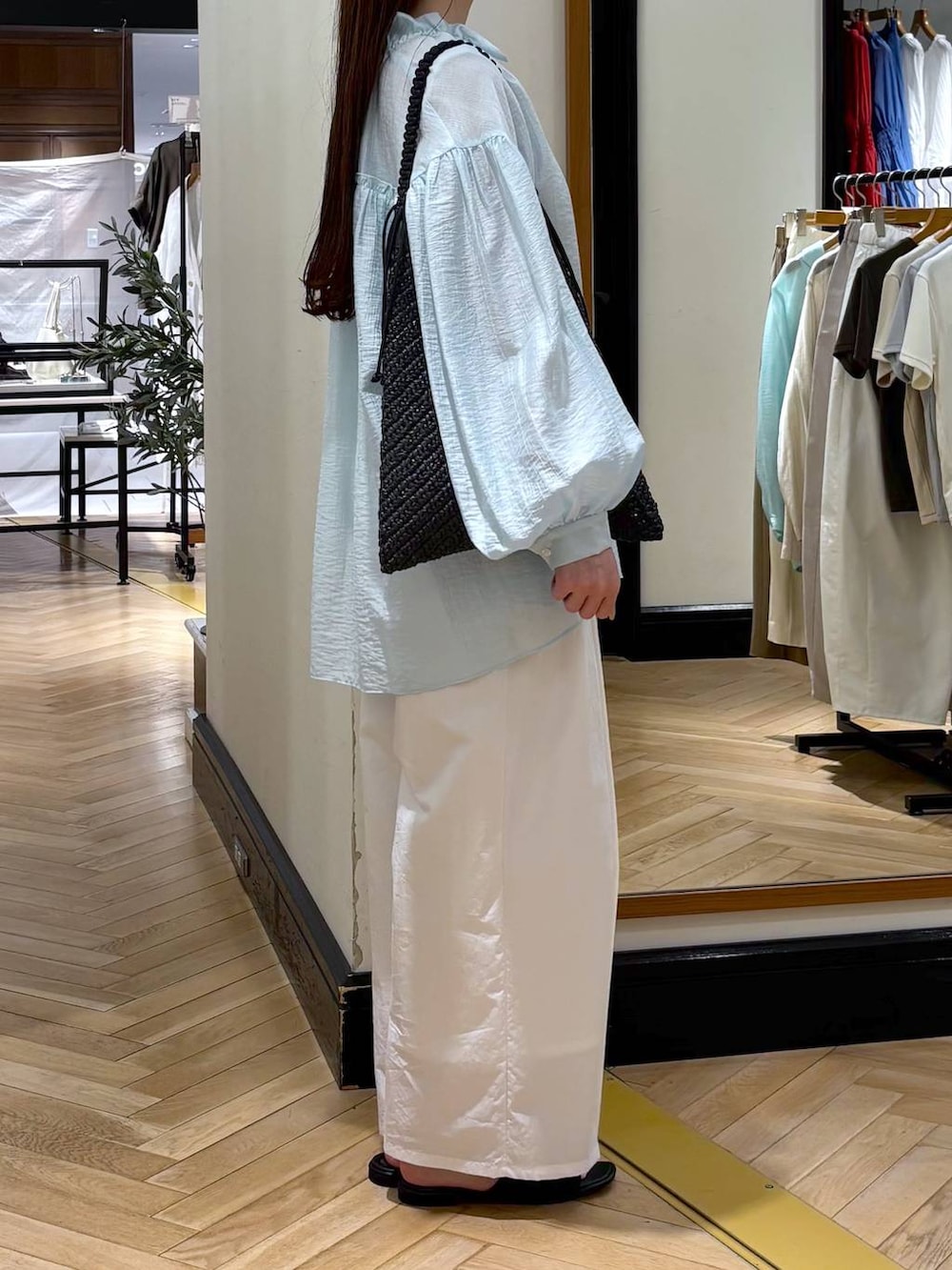 ホワイト系のその他パンツ、ブラック系のサンダル、ブルー系のシャツ/ブラウスを着用したレディースの春コーディネートの2枚目の写真