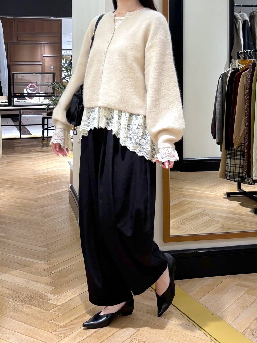 ブラック系のショルダーバッグ、ブラック系のパンプス、ベージュ系のTシャツ/カットソーを着用したレディースの秋コーディネートの3枚目の写真
