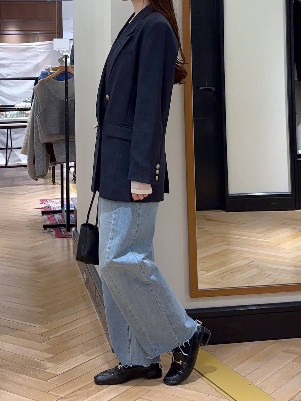 ブラック系のローファー、ブルー系のデニムパンツ、ブルー系のテーラードジャケットを着用したレディースの冬コーディネートの4枚目の写真