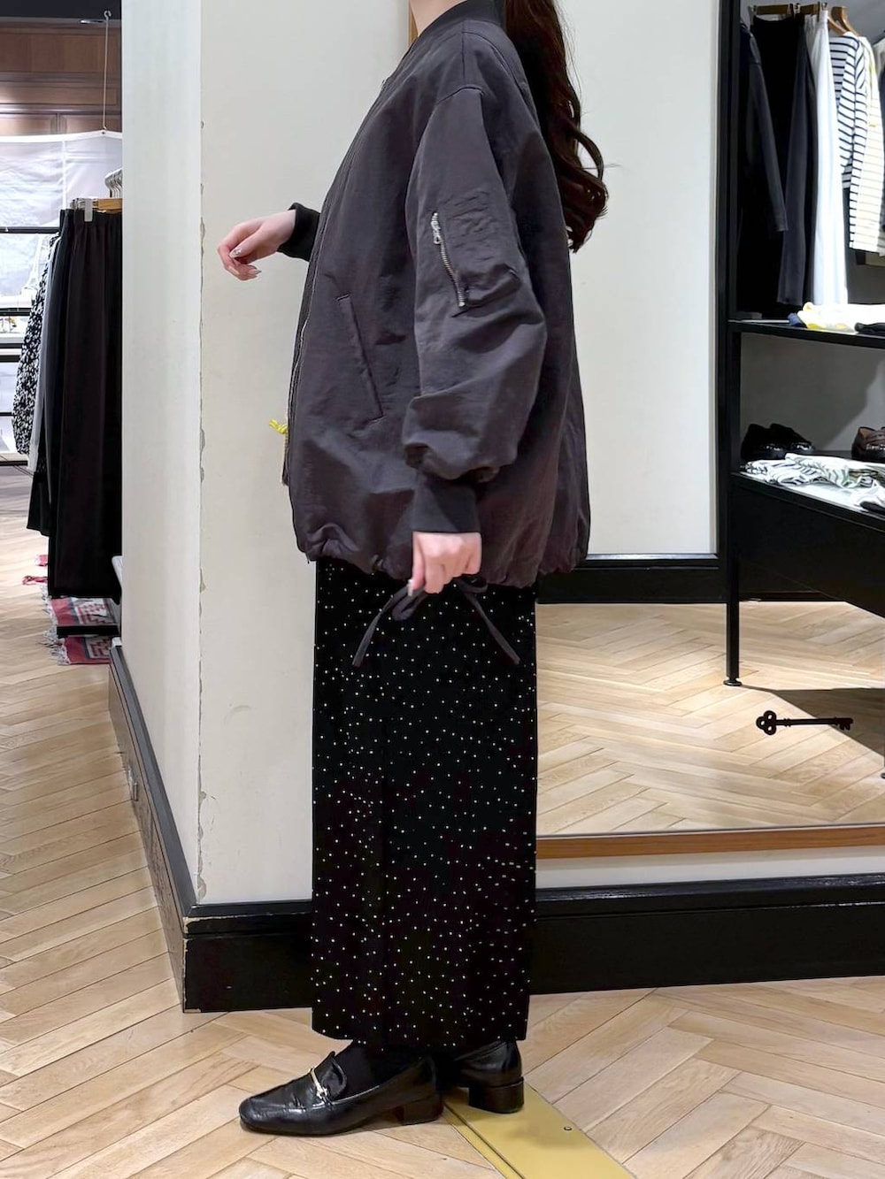 ブラック系のローファー、グレー系のMA-1、その他のスカートを着用したレディースの冬コーディネートの3枚目の写真