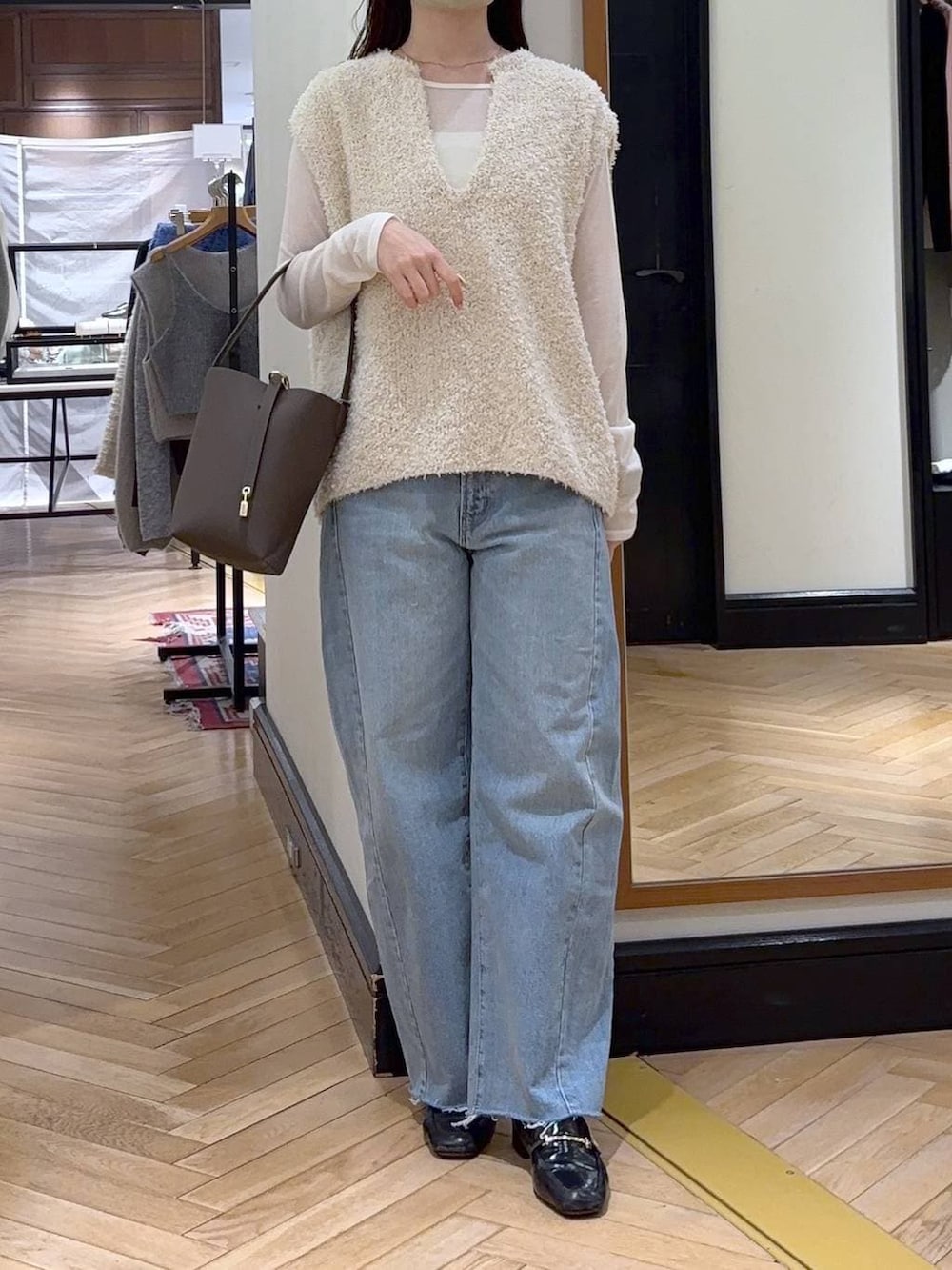 ブラック系のローファー、ブルー系のデニムパンツ、ブルー系のテーラードジャケットを着用したレディースの冬コーディネートの5枚目の写真