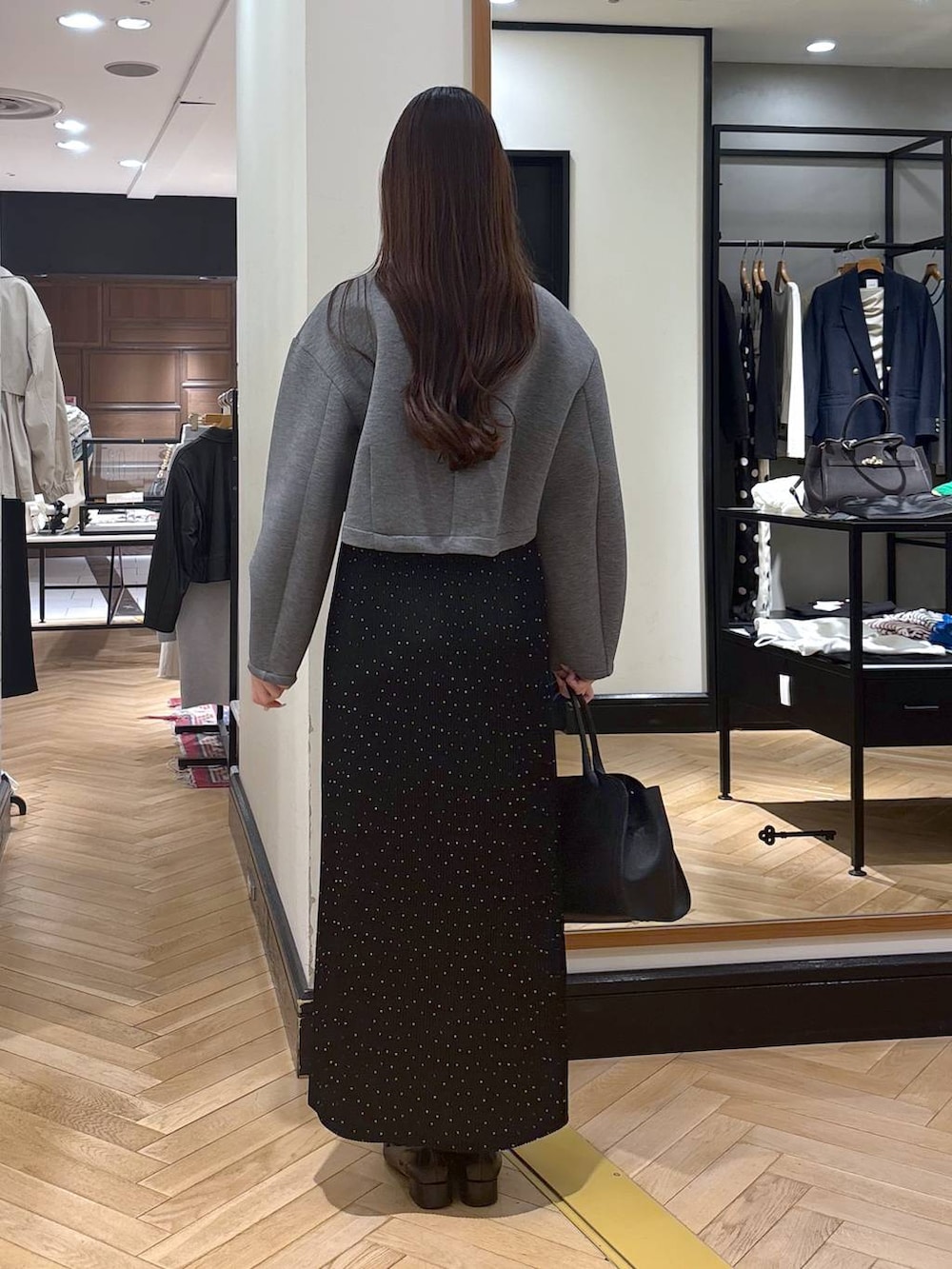 ブラック系のローファー、その他のスカート、グレー系のノーカラージャケットを着用したレディースの春コーディネートの4枚目の写真