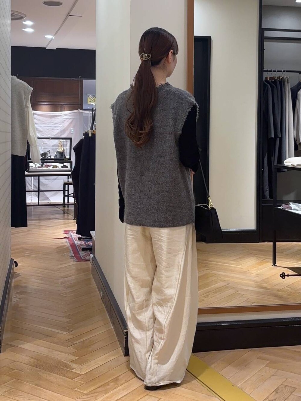 グレー系のベスト、ブラック系のローファー、ブラック系のTシャツ/カットソーを着用したレディースの秋コーディネートの4枚目の写真