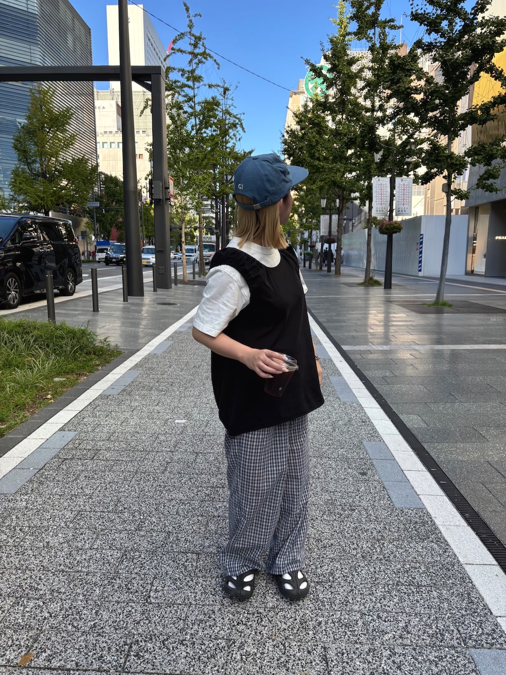 ブルー系のその他パンツ、ブラック系のTシャツ/カットソー、ブラック系のサンダルを着用したレディースの秋コーディネートの2枚目の写真