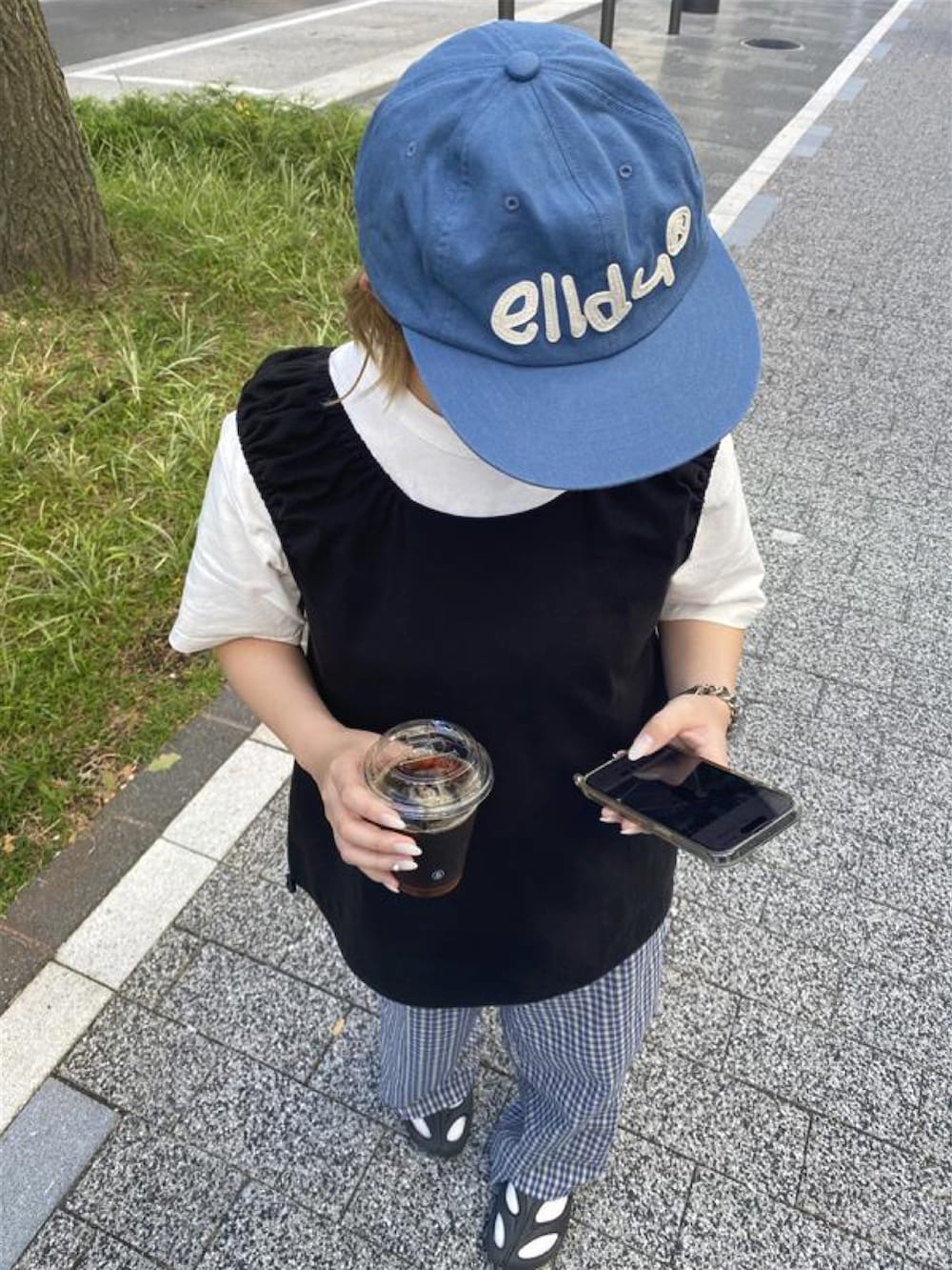 ブルー系のその他パンツ、ブラック系のTシャツ/カットソー、ブラック系のサンダルを着用したレディースの秋コーディネートの3枚目の写真