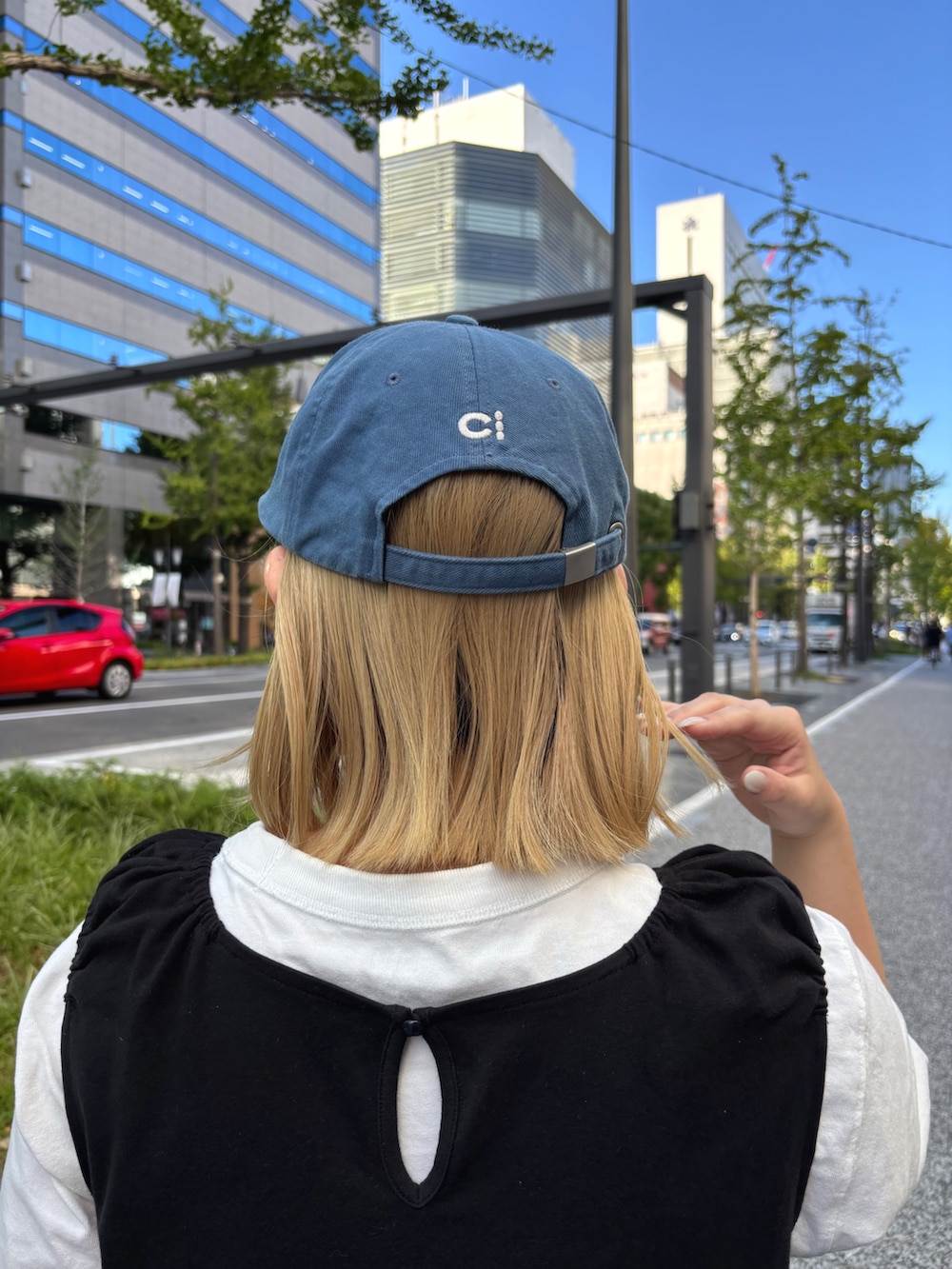 ブルー系のその他パンツ、ブラック系のTシャツ/カットソー、ブラック系のサンダルを着用したレディースの秋コーディネートの4枚目の写真