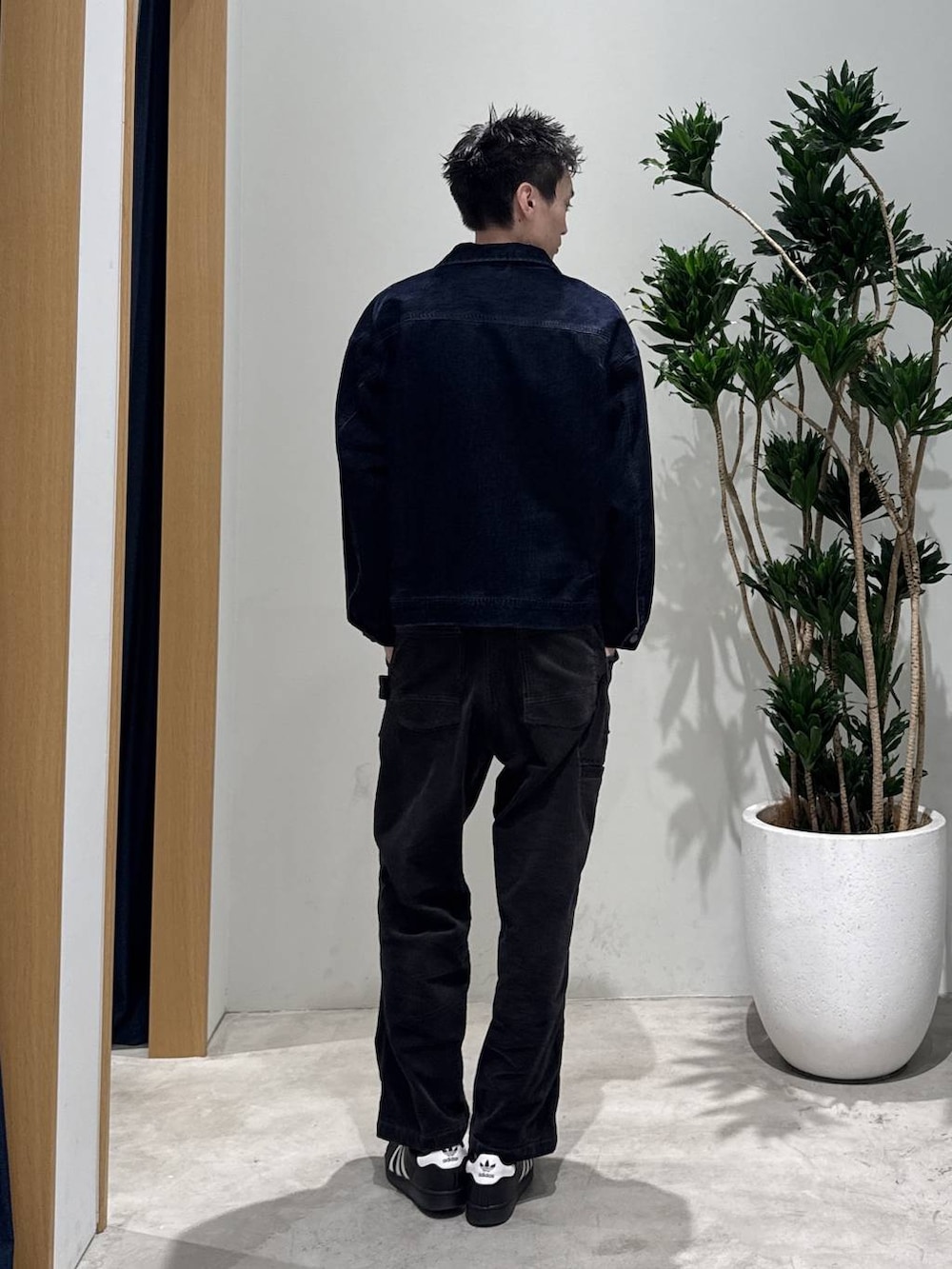 ブルー系のブルゾン、ブラック系のその他シューズ、グレー系のその他パンツを着用したメンズの秋コーディネートの3枚目の写真