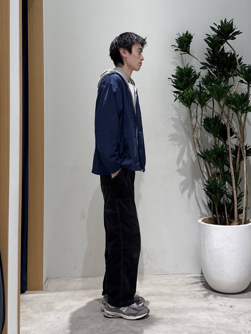 グレー系のスウェット、グレー系のその他パンツを着用したメンズの秋コーディネートの4枚目の写真