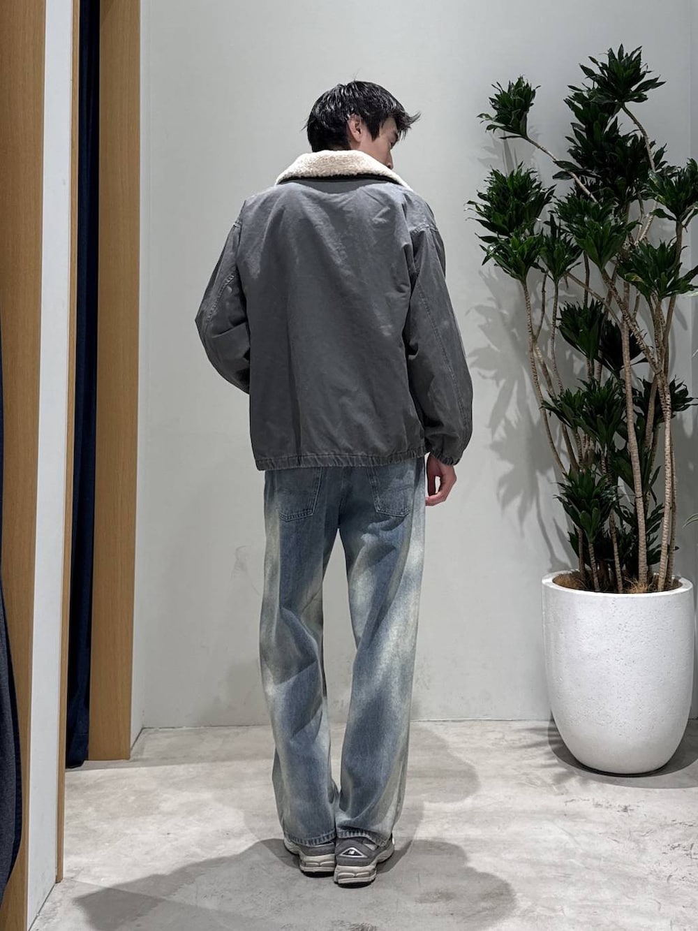 ブルー系のデニムパンツ、グレー系のスウェット、グレー系のブルゾンを着用したメンズの秋コーディネートの3枚目の写真