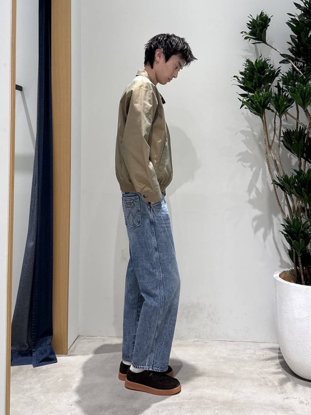 ブラウン系のモカシン/デッキシューズ、ベージュ系のブルゾンを着用したメンズの秋コーディネートの2枚目の写真