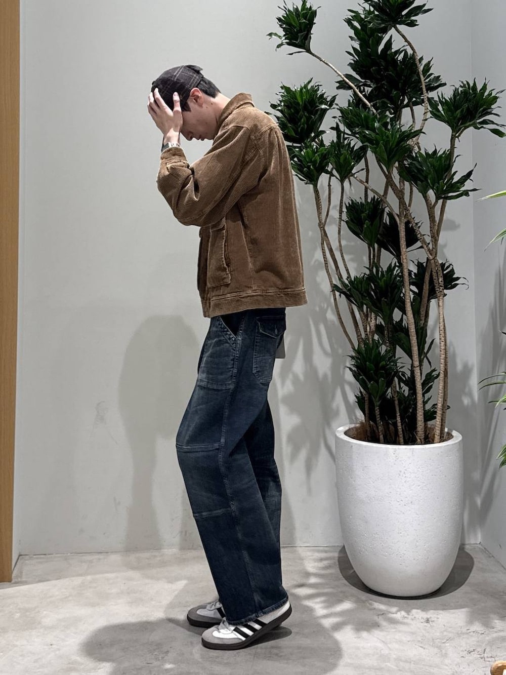 ブラウン系のブルゾン、ブルー系のその他パンツ、ホワイト系のスニーカーを着用したメンズの秋コーディネートの3枚目の写真