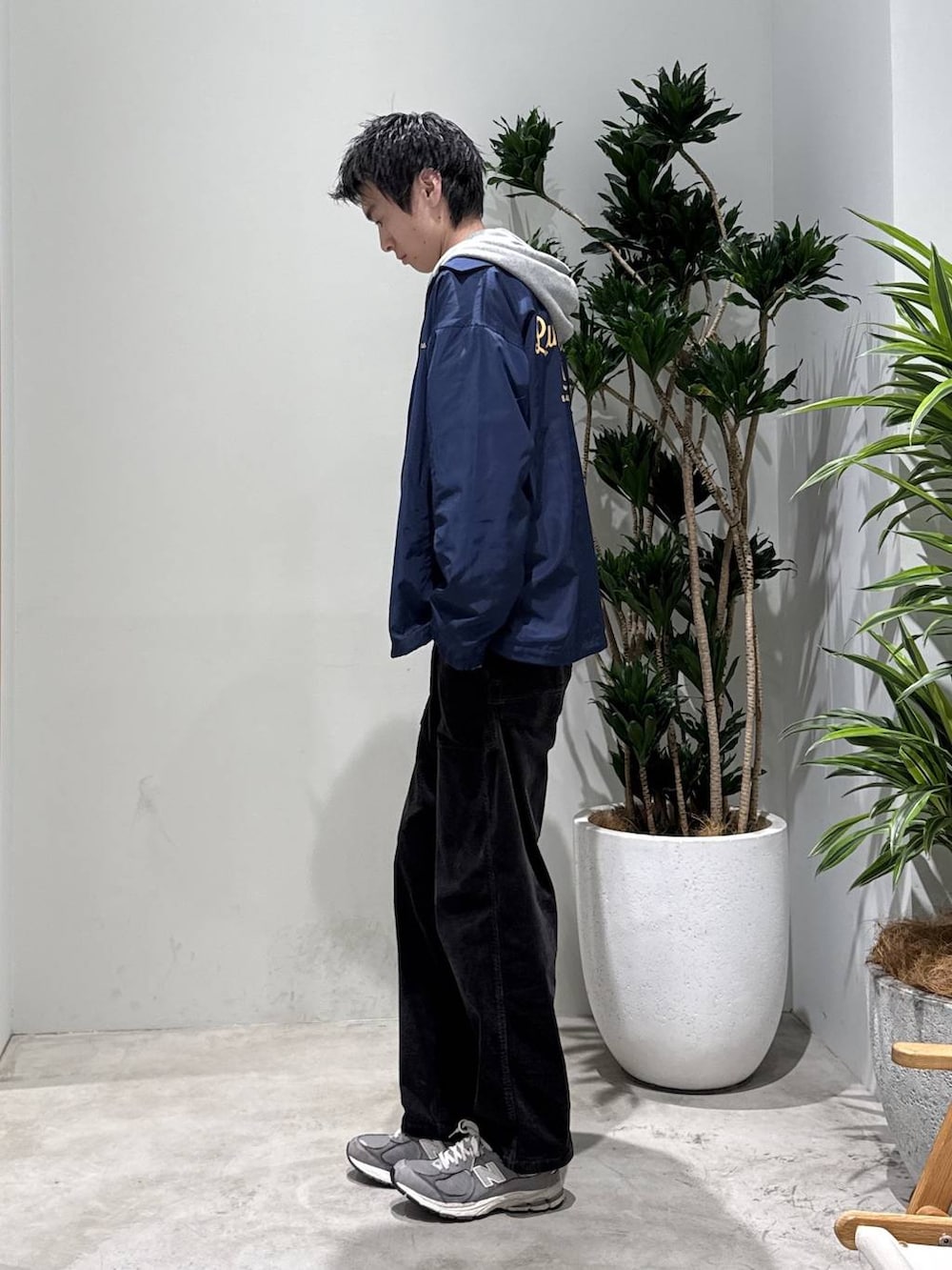 グレー系のスウェット、グレー系のその他パンツを着用したメンズの秋コーディネートの2枚目の写真