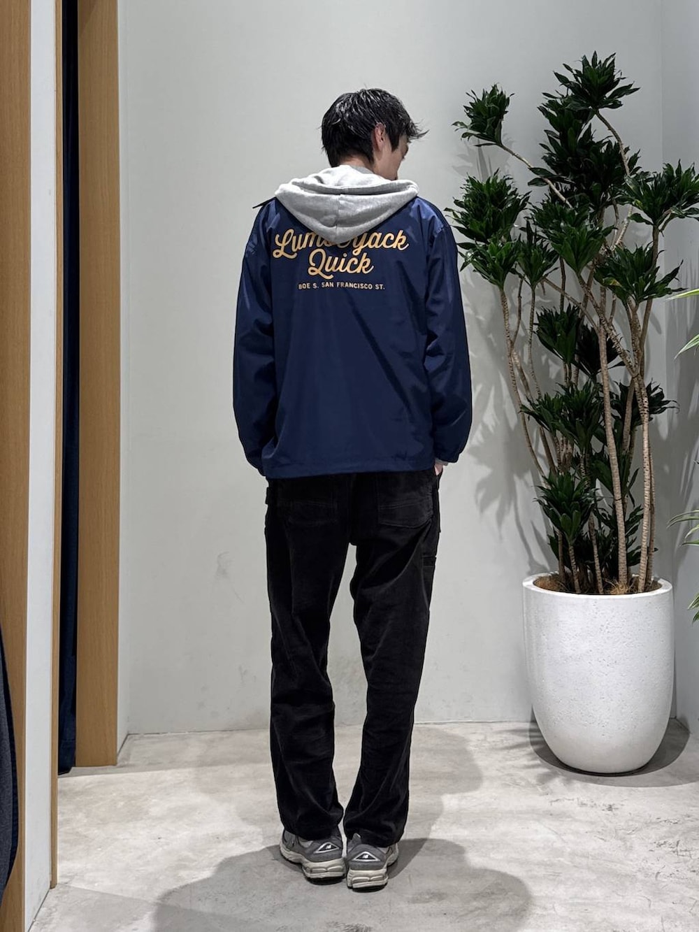 グレー系のスウェット、グレー系のその他パンツを着用したメンズの秋コーディネートの3枚目の写真