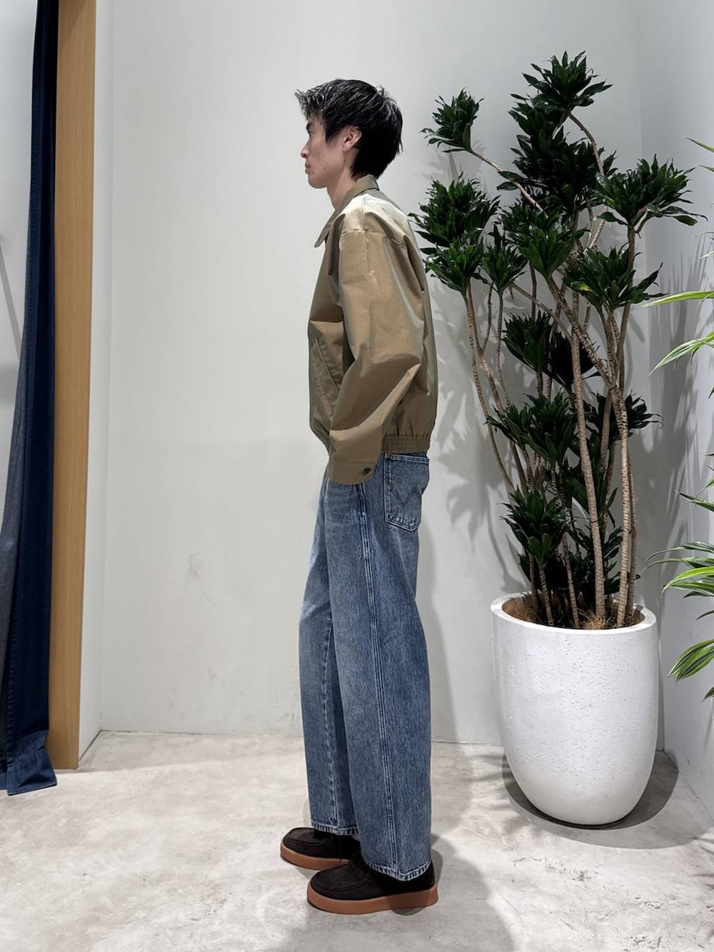 ブラウン系のモカシン/デッキシューズ、ベージュ系のブルゾンを着用したメンズの秋コーディネートの4枚目の写真