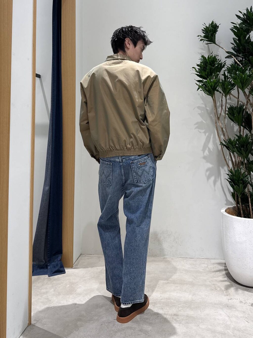 ブラウン系のモカシン/デッキシューズ、ベージュ系のブルゾンを着用したメンズの秋コーディネートの3枚目の写真