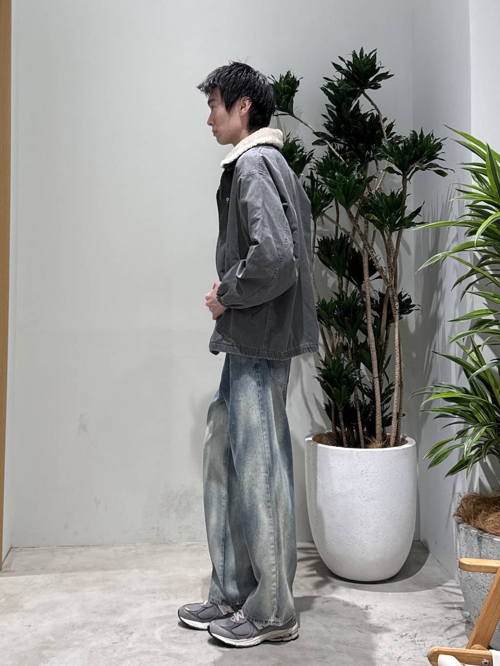 ブルー系のデニムパンツ、グレー系のスウェット、グレー系のブルゾンを着用したメンズの秋コーディネートの2枚目の写真