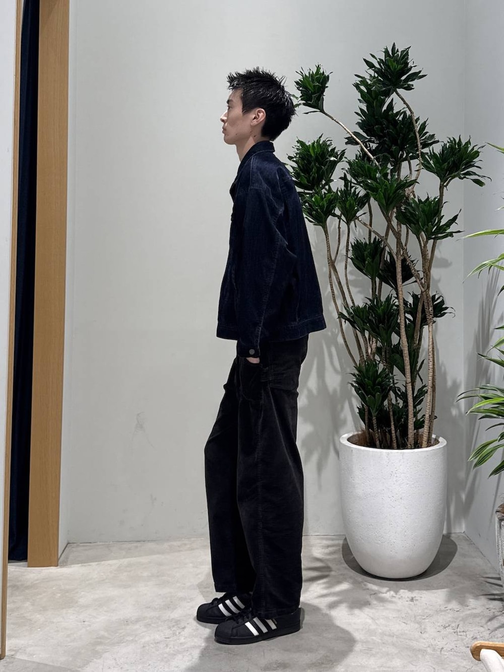 ブルー系のブルゾン、ブラック系のその他シューズ、グレー系のその他パンツを着用したメンズの秋コーディネートの4枚目の写真