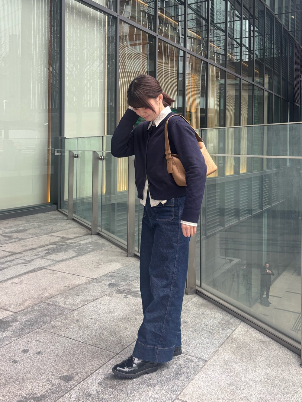 イエロー系のトートバッグを着用したレディースの春コーディネートの2枚目の写真