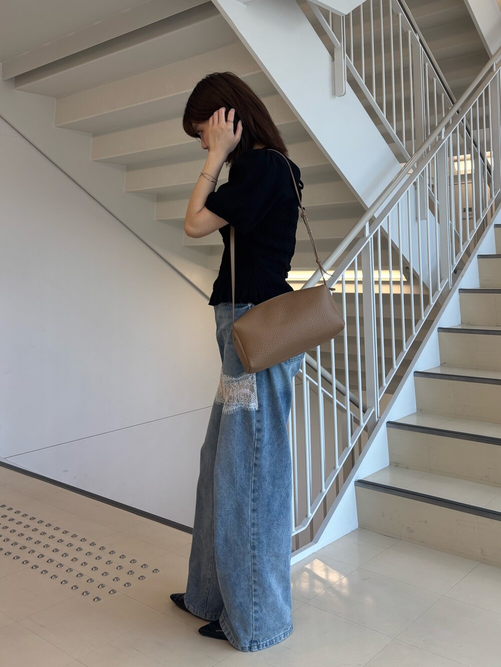 イエロー系のショルダーバッグを着用したレディースの夏コーディネートの2枚目の写真