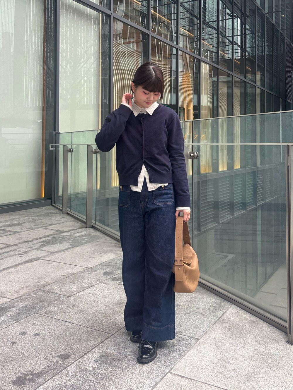 イエロー系のトートバッグを着用したレディースの春コーディネートの3枚目の写真