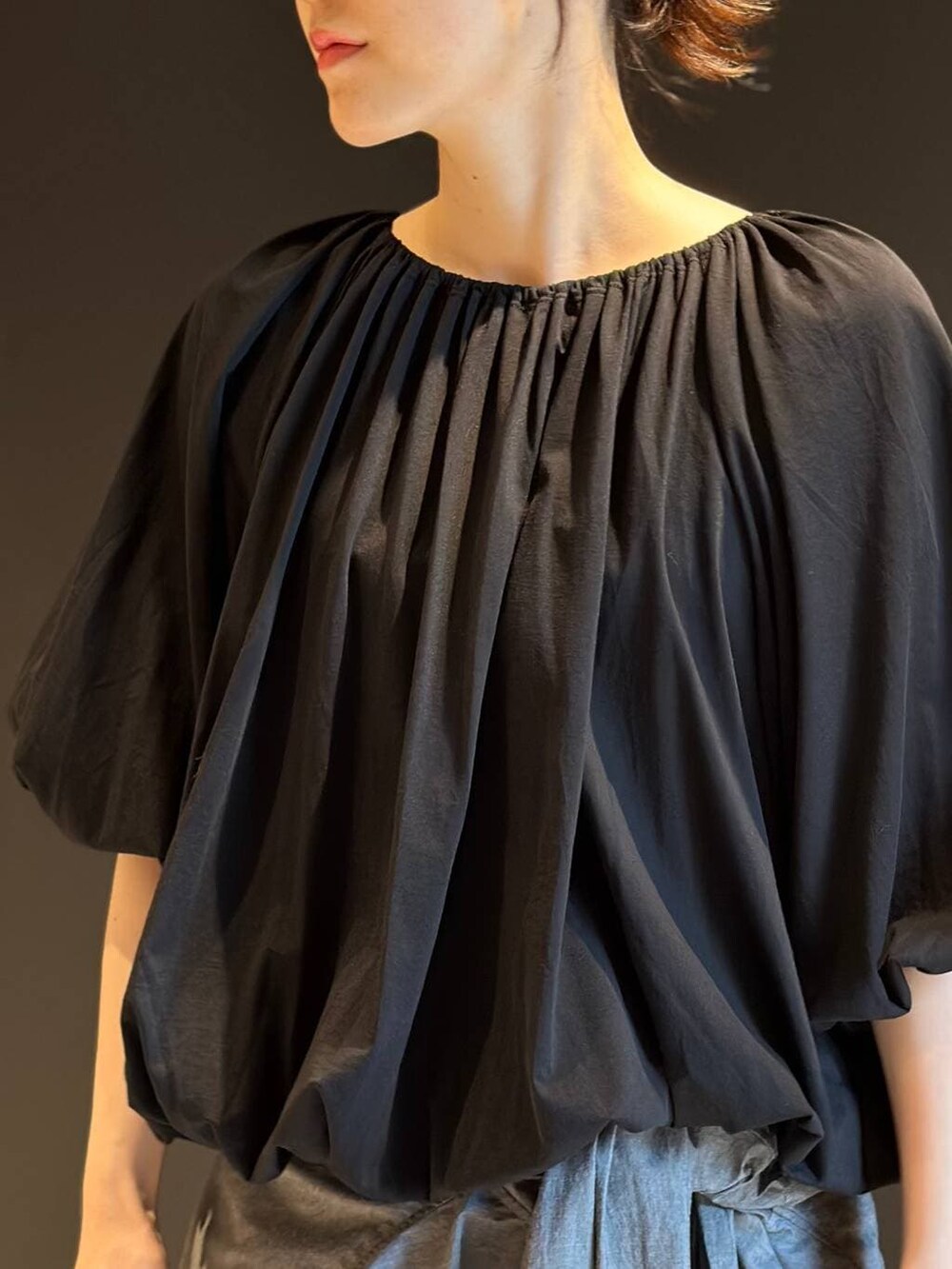 ブラック系のトートバッグ、グレー系のその他パンツ、ブラック系のTシャツ/カットソーを着用したレディースの春コーディネートの5枚目の写真