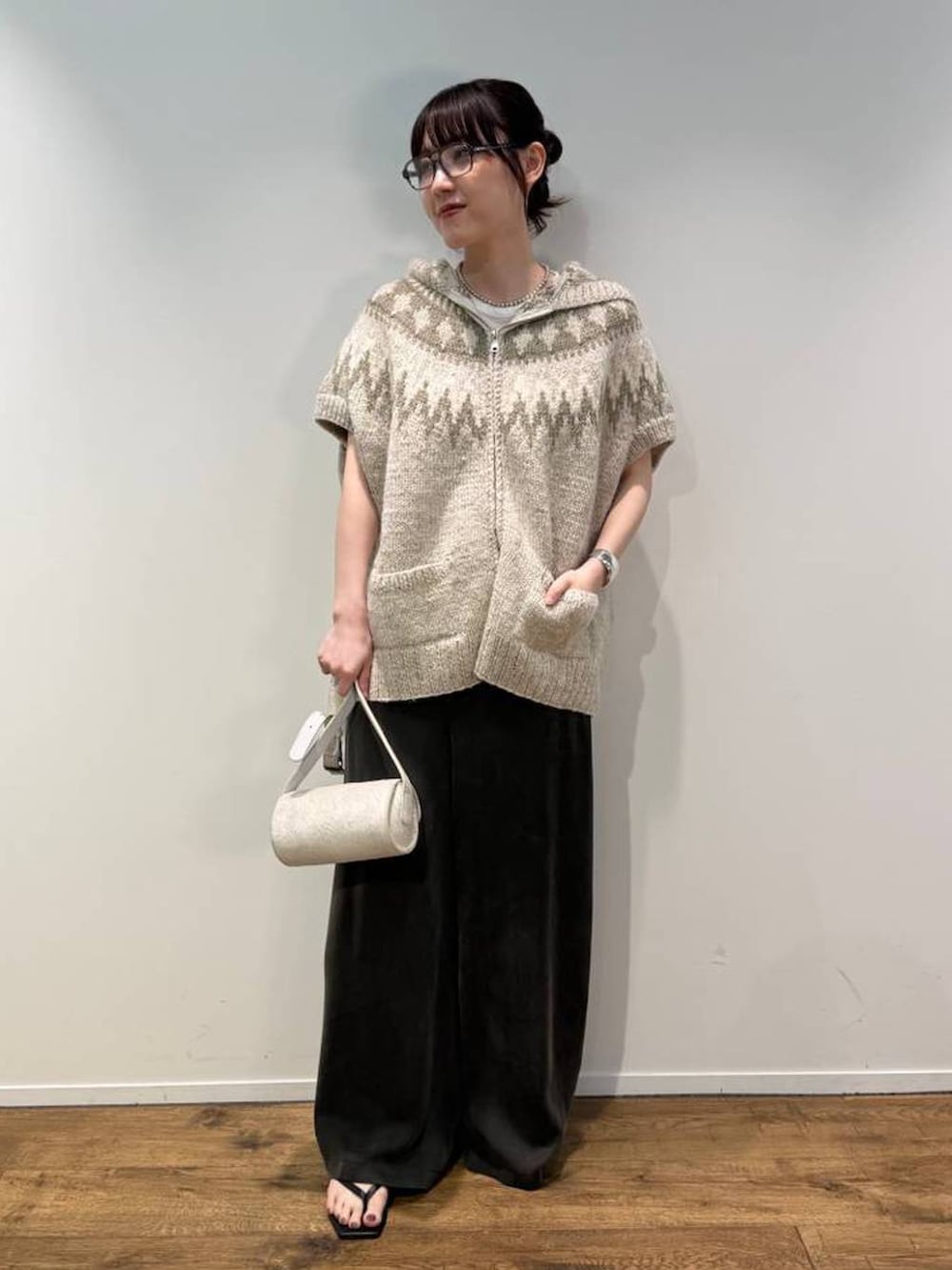 グレー系のその他パンツ、ホワイト系のニット/セーターを着用したレディースの夏コーディネートの2枚目の写真