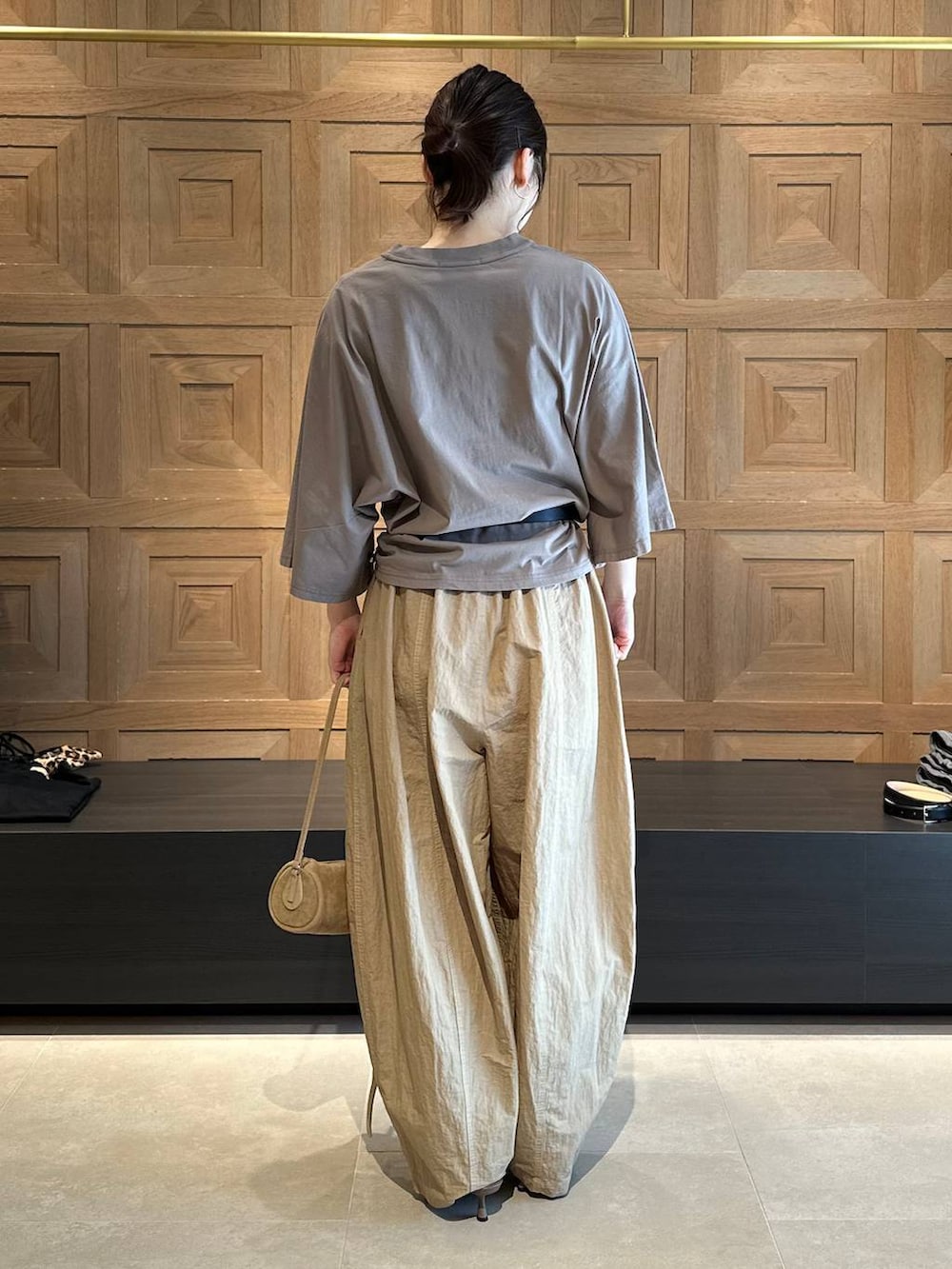 ベージュ系のその他パンツ、ベージュ系のテーラードジャケット、グレー系のTシャツ/カットソーを着用したレディースの春コーディネートの5枚目の写真