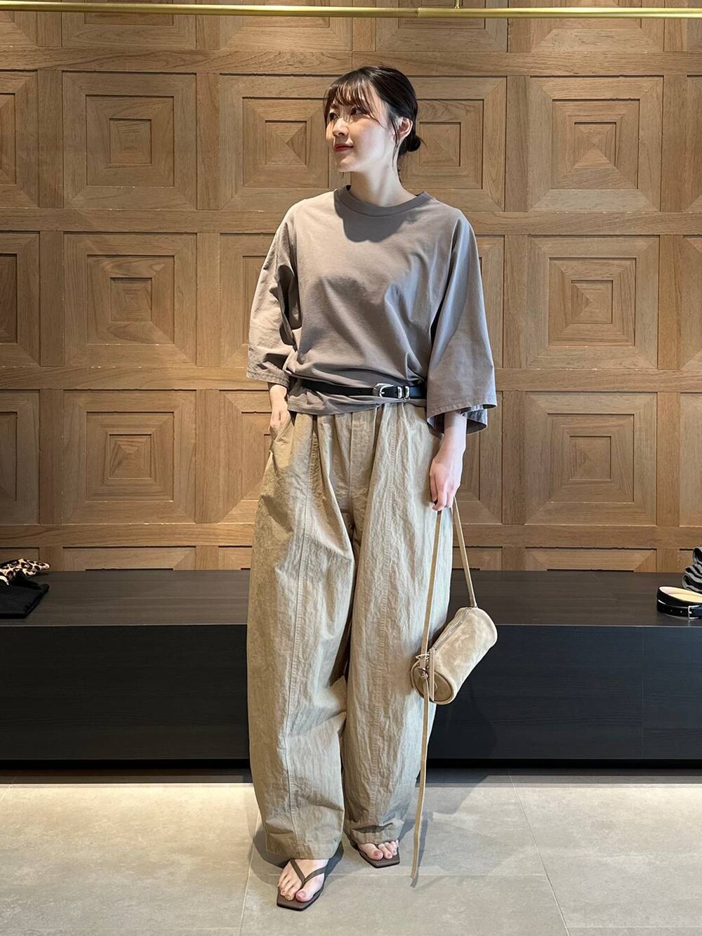 ベージュ系のその他パンツ、ベージュ系のテーラードジャケット、グレー系のTシャツ/カットソーを着用したレディースの春コーディネートの7枚目の写真