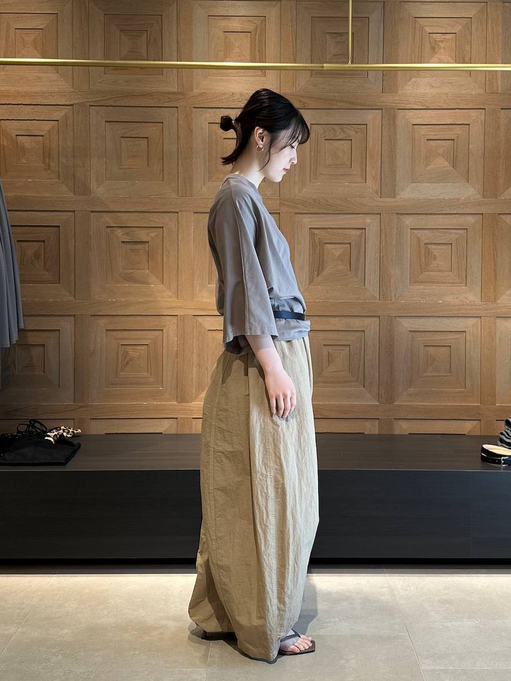 ベージュ系のその他パンツ、ベージュ系のテーラードジャケット、グレー系のTシャツ/カットソーを着用したレディースの春コーディネートの4枚目の写真