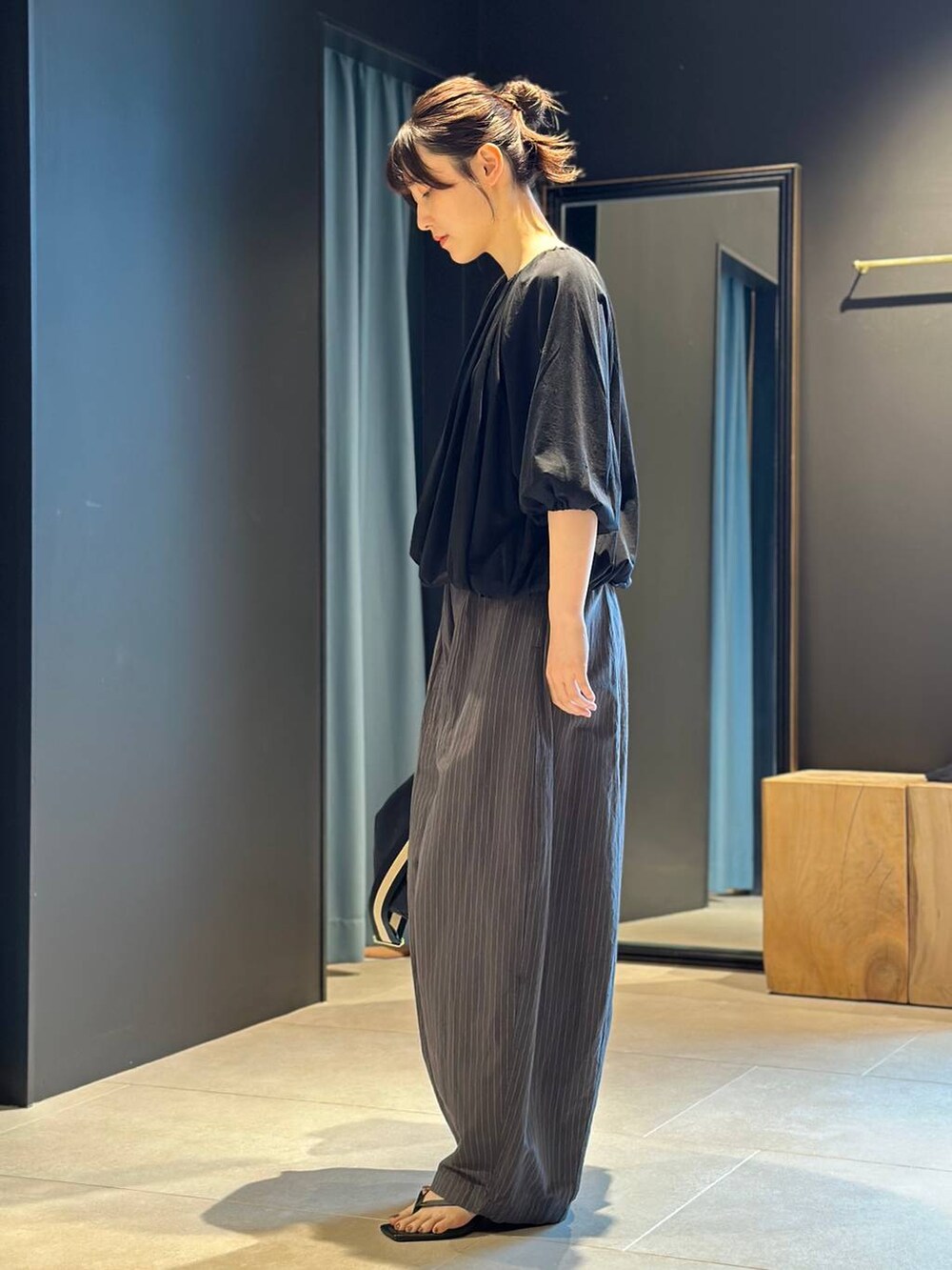 ブラック系のトートバッグ、グレー系のその他パンツ、ブラック系のTシャツ/カットソーを着用したレディースの春コーディネートの2枚目の写真