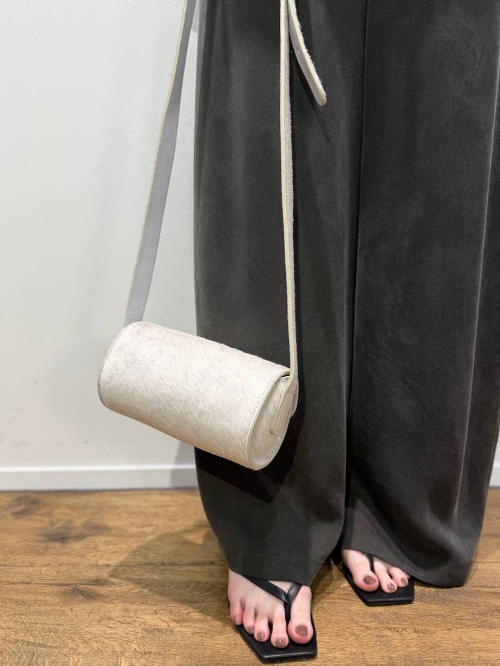 グレー系のその他パンツ、ホワイト系のニット/セーターを着用したレディースの夏コーディネートの9枚目の写真