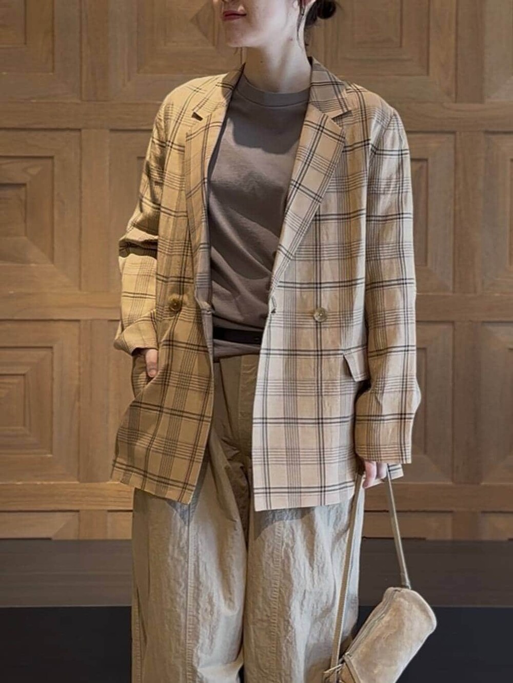 ベージュ系のその他パンツ、ベージュ系のテーラードジャケット、グレー系のTシャツ/カットソーを着用したレディースの春コーディネートの2枚目の写真