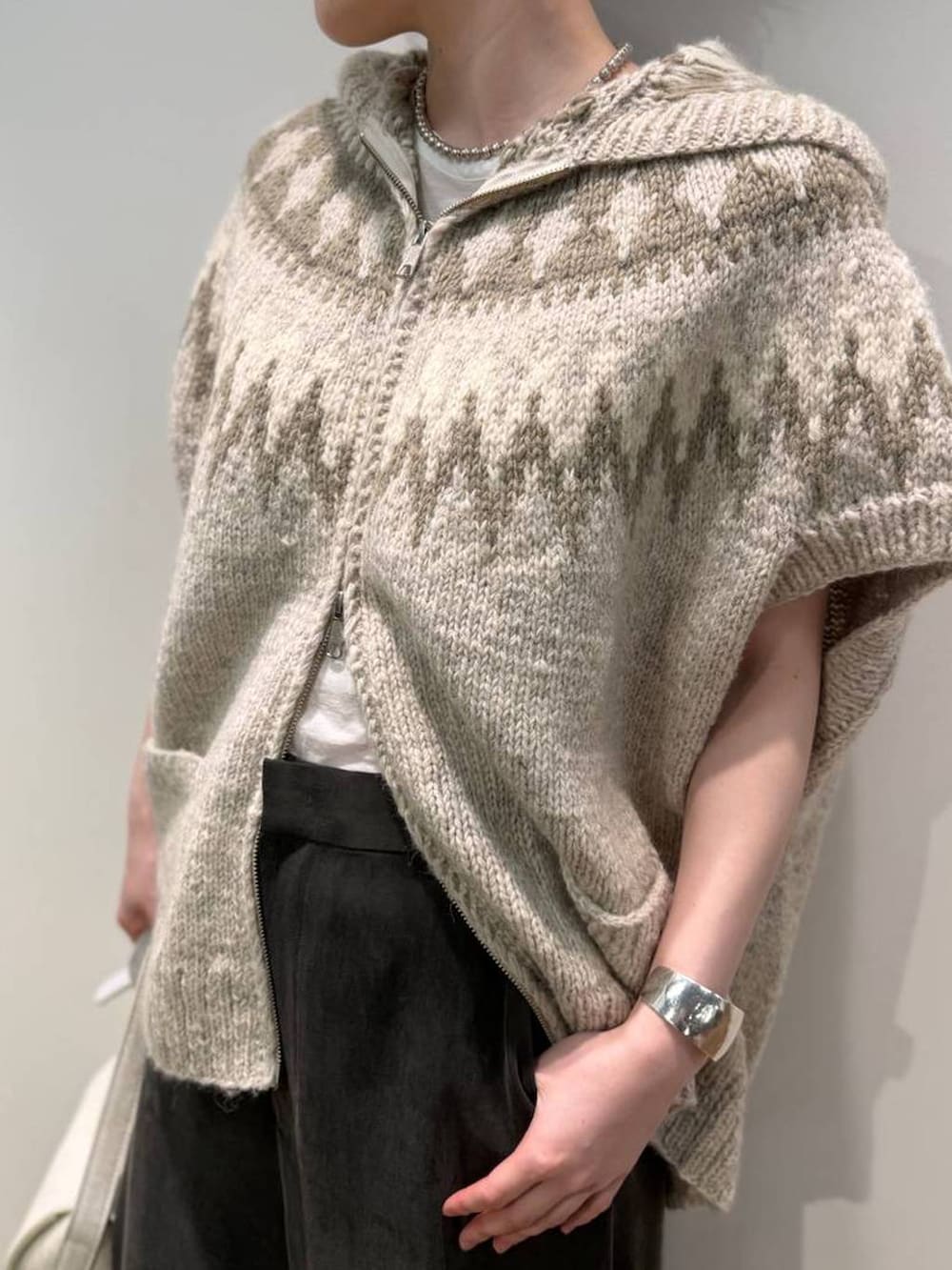 グレー系のその他パンツ、ホワイト系のニット/セーターを着用したレディースの夏コーディネートの7枚目の写真