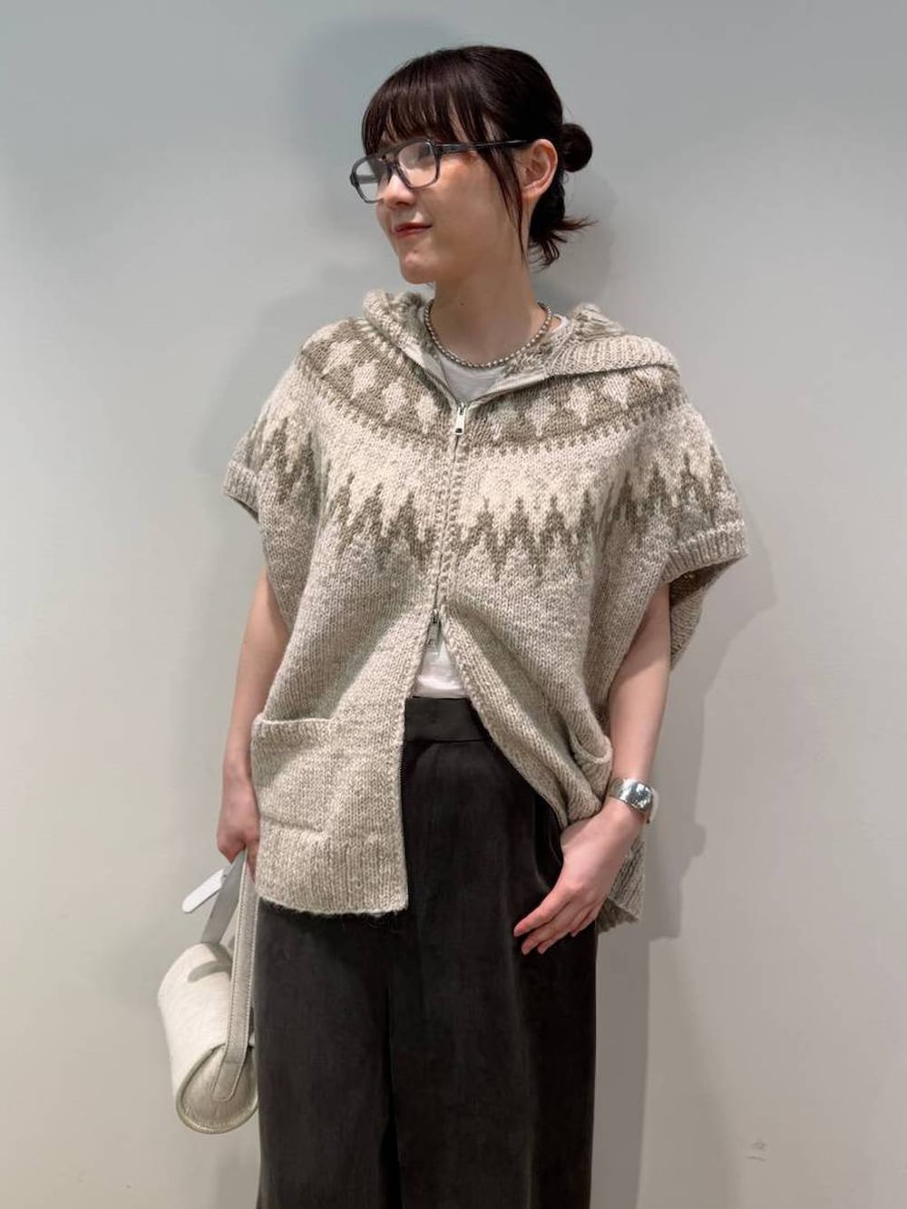 グレー系のその他パンツ、ホワイト系のニット/セーターを着用したレディースの夏コーディネートの6枚目の写真