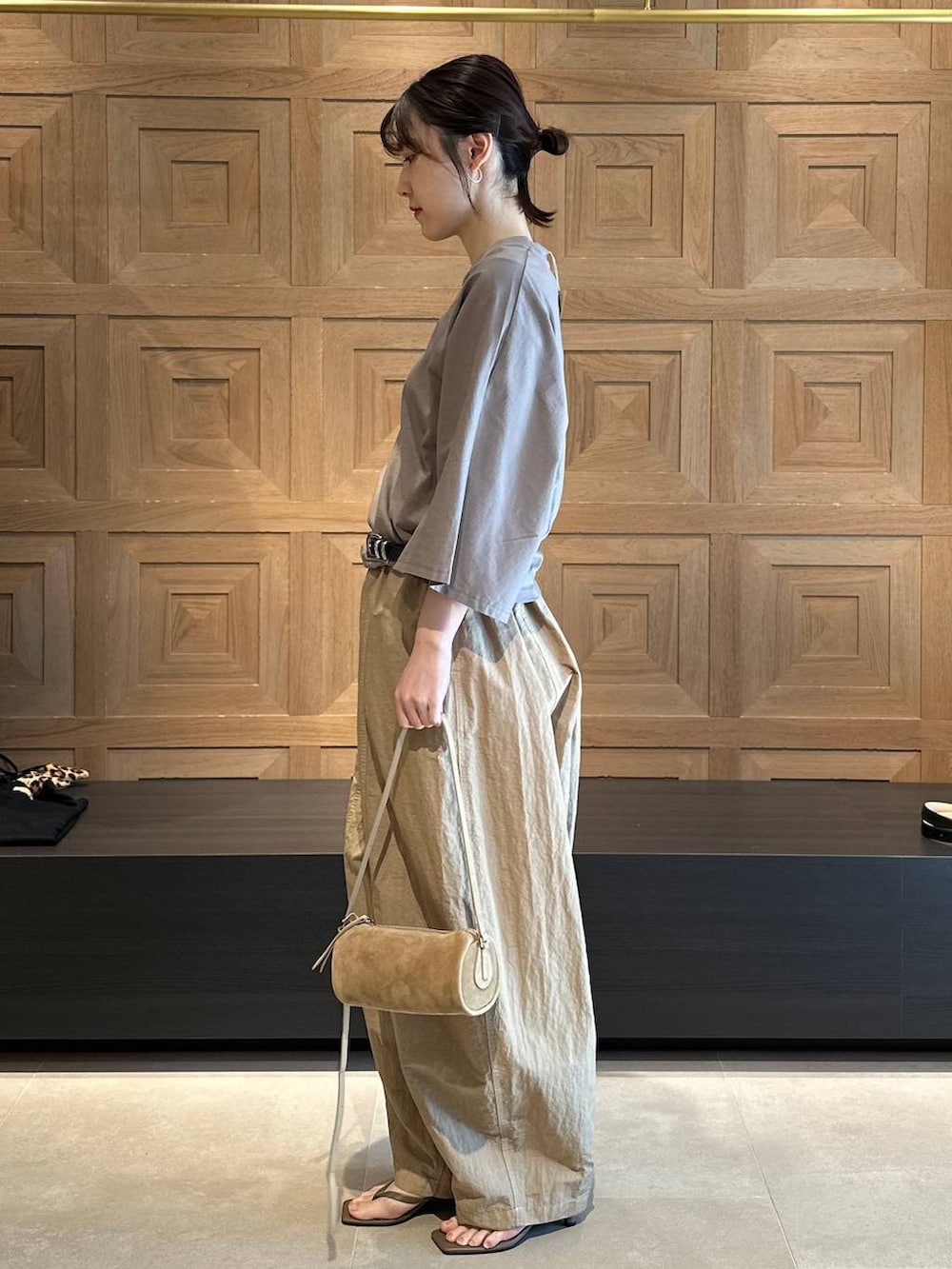 ベージュ系のその他パンツ、ベージュ系のテーラードジャケット、グレー系のTシャツ/カットソーを着用したレディースの春コーディネートの6枚目の写真