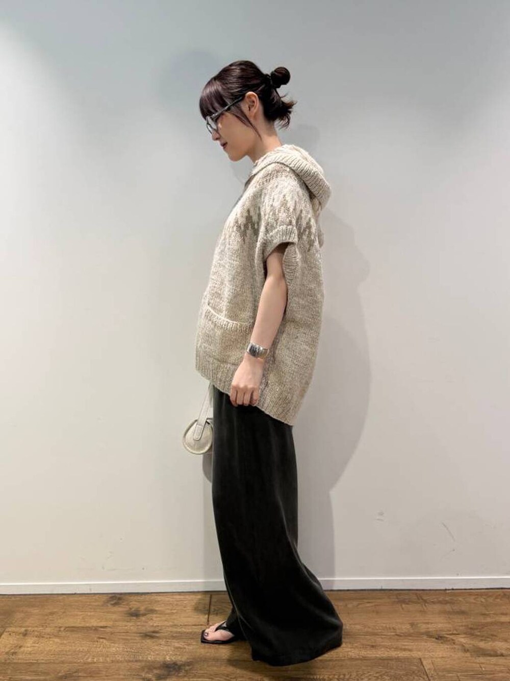 グレー系のその他パンツ、ホワイト系のニット/セーターを着用したレディースの夏コーディネートの3枚目の写真