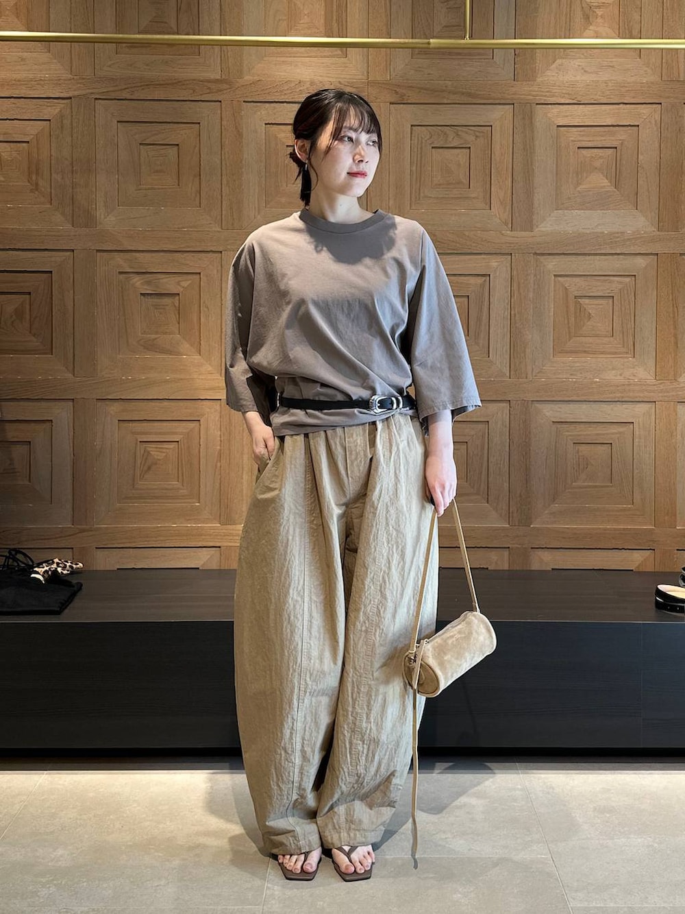 ベージュ系のその他パンツ、ベージュ系のテーラードジャケット、グレー系のTシャツ/カットソーを着用したレディースの春コーディネートの3枚目の写真