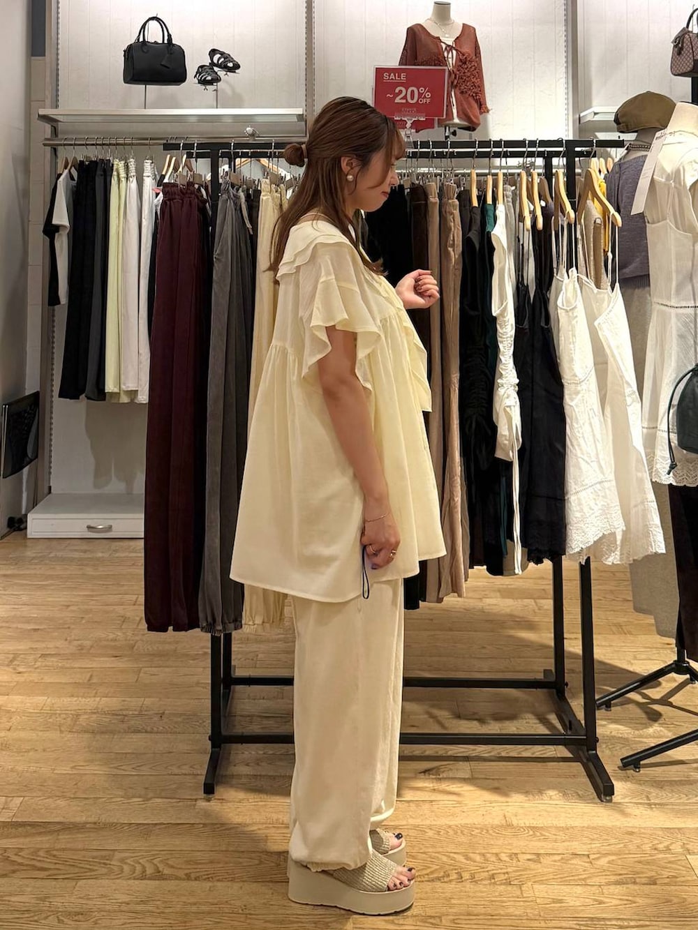 ホワイト系のサンダル、ホワイト系のシャツ/ブラウス、ホワイト系のその他パンツを着用したレディースの夏コーディネートの4枚目の写真