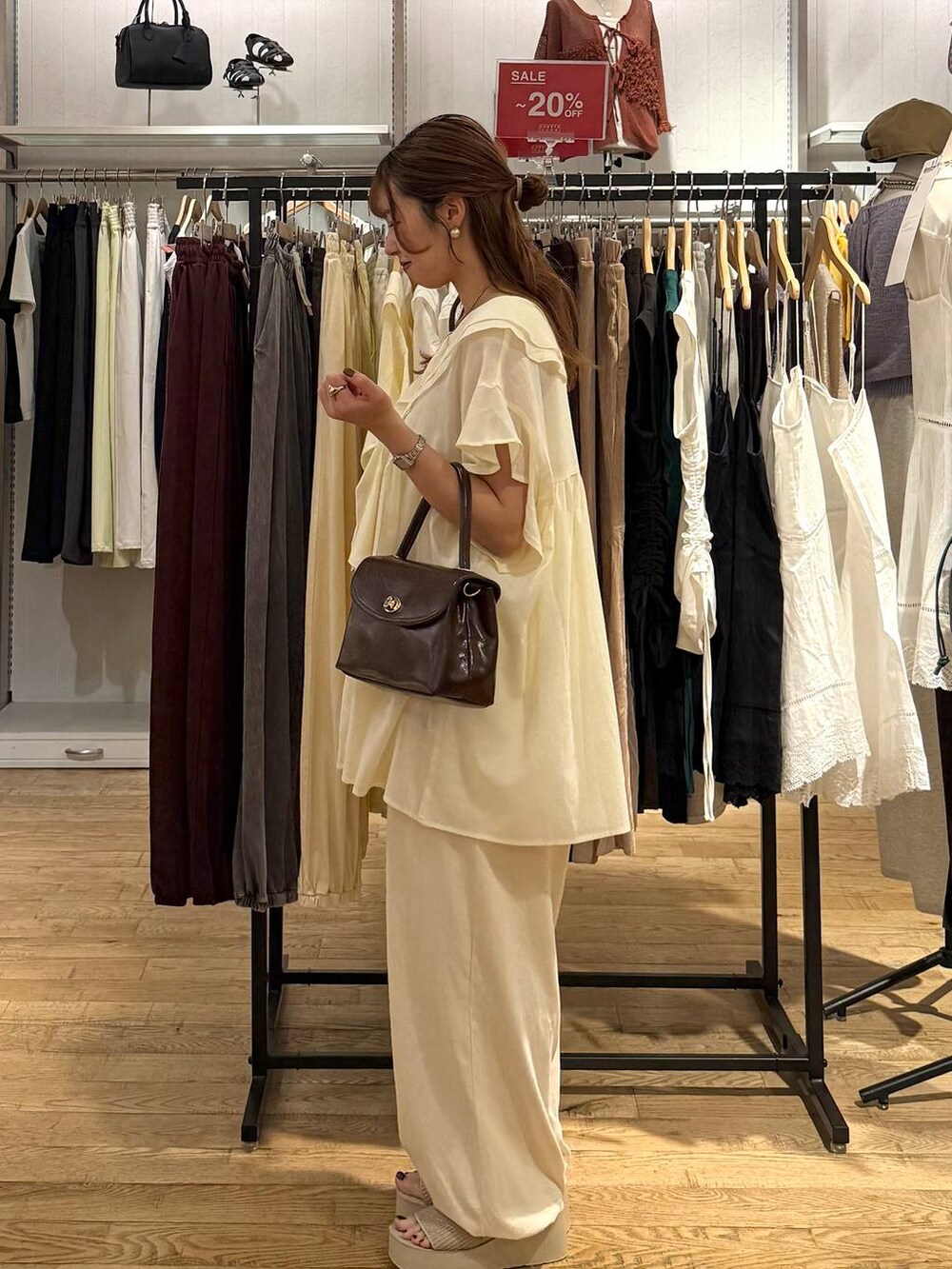 ホワイト系のサンダル、ホワイト系のシャツ/ブラウス、ホワイト系のその他パンツを着用したレディースの夏コーディネートの2枚目の写真