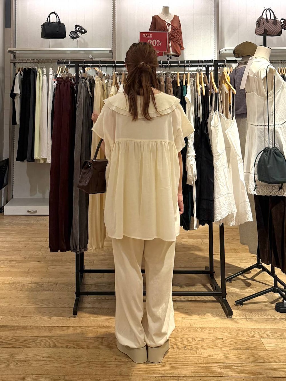 ホワイト系のサンダル、ホワイト系のシャツ/ブラウス、ホワイト系のその他パンツを着用したレディースの夏コーディネートの3枚目の写真