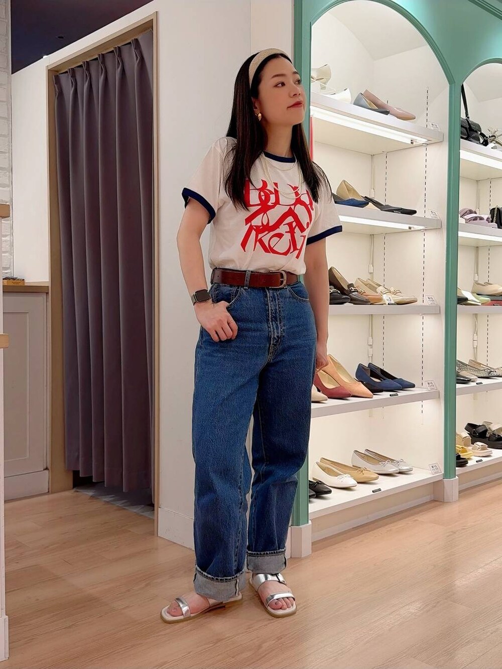 シルバー系のサンダル、ブラック系のサンダル、ブラウン系のサンダルを着用したレディースの夏コーディネートの3枚目の写真