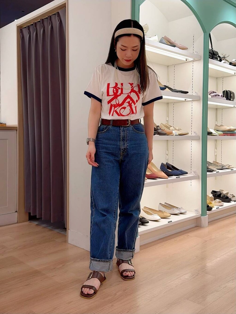 シルバー系のサンダル、ブラック系のサンダル、ブラウン系のサンダルを着用したレディースの夏コーディネートの2枚目の写真