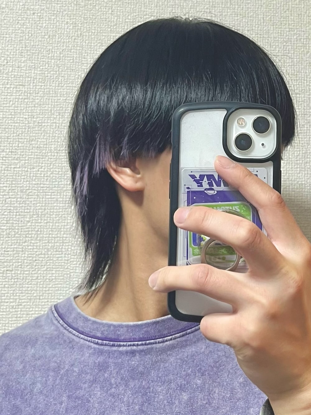 グレー系のスニーカー、ブラック系のデニムパンツ、パープル系のTシャツ/カットソーを着用したメンズの春コーディネートの2枚目の写真