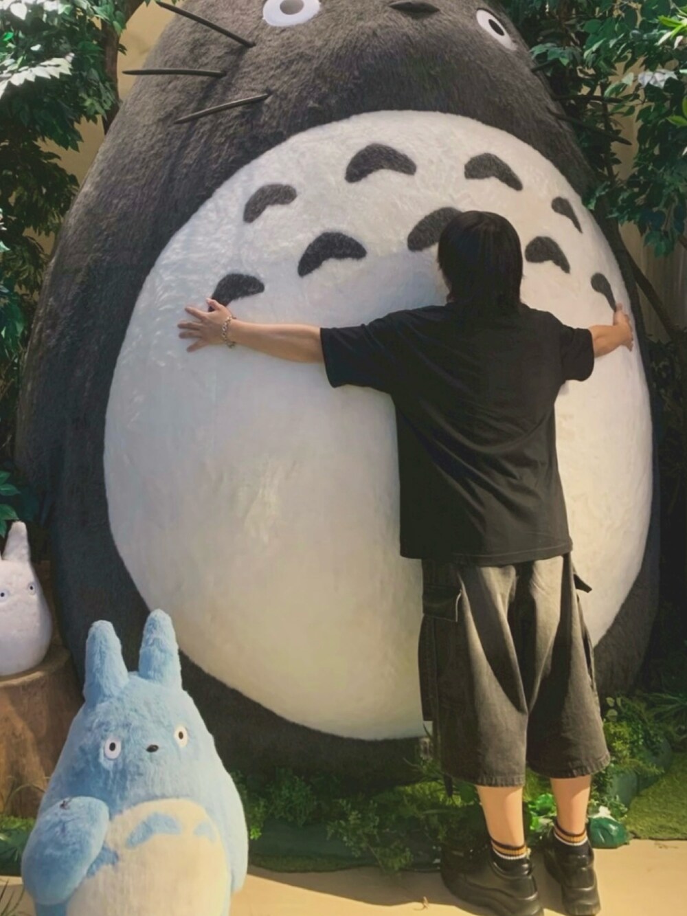 ブラック系のTシャツ/カットソー、ブラック系のその他パンツ、ブラック系のスニーカーを着用したメンズの秋コーディネートの3枚目の写真