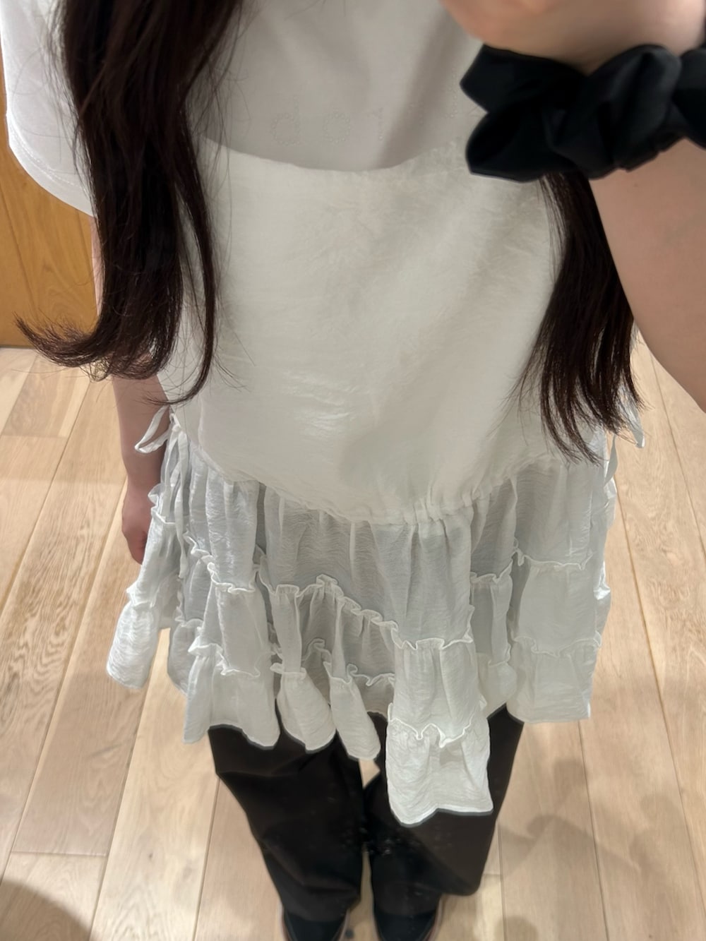 ホワイト系のTシャツ/カットソー、ホワイト系のチュニック、グレー系のスウェットパンツを着用したレディースの夏コーディネートの3枚目の写真