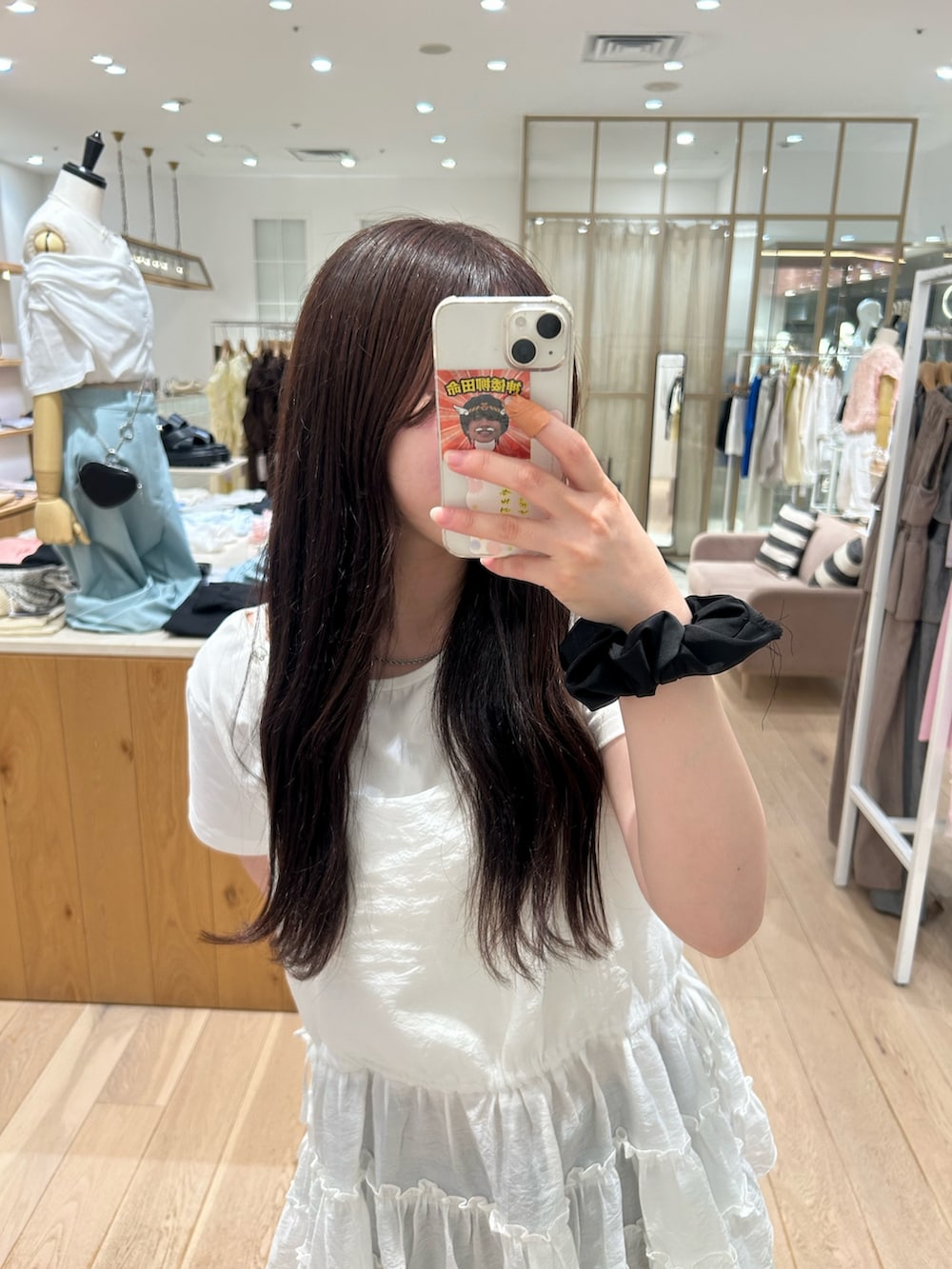 ホワイト系のTシャツ/カットソー、ホワイト系のチュニック、グレー系のスウェットパンツを着用したレディースの夏コーディネートの2枚目の写真